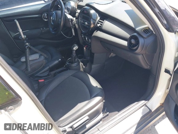 2016 MINI Hardtop 4 Door z VIN WMWXU1C50G2D08848, wystawiony jako IAAI lot #42215256 z przebiegiem 102 643 mil mil oraz . Historia ofert i sprzedaży dostępna na DreamBid. Obrazek 5.