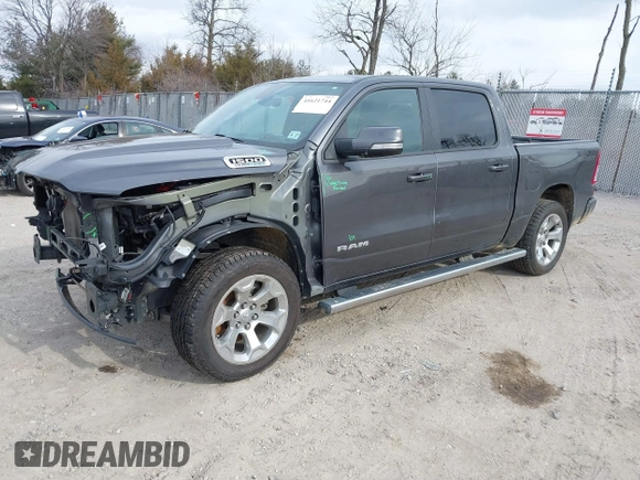 2022 Ram 1500 Big Horn z VIN 1C6SRFFT4NN381744, wystawiony jako IAAI lot #41621744 z przebiegiem 48 414 mil mil oraz . Historia ofert i sprzedaży dostępna na DreamBid. Obrazek 2.