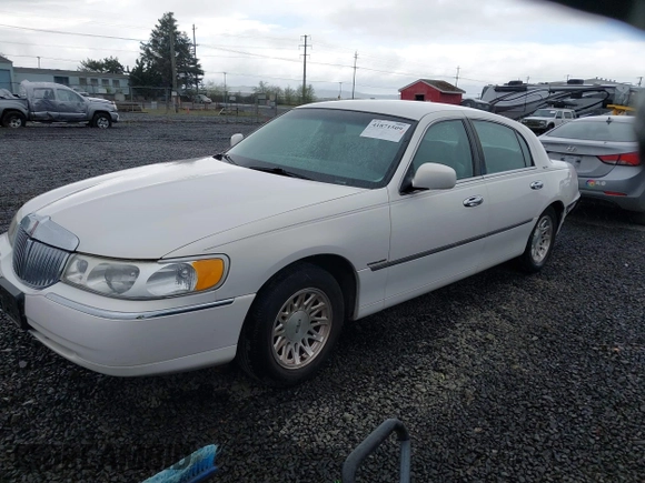 1999 Lincoln Town Car Signature z VIN 1LNFM82W0XY603679, wystawiony jako IAAI lot #41871509 z przebiegiem 109 638 mil mil oraz . Historia ofert i sprzedaży dostępna na DreamBid. Obrazek 2.