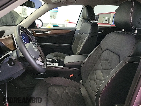 2024 Volkswagen Atlas SE z VIN 1V2HR2CA9RC558223, wystawiony jako IAAI lot #42734557 z przebiegiem 22 426 mil mil oraz . Historia ofert i sprzedaży dostępna na DreamBid. Obrazek 29.