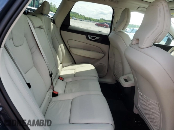 2024 Volvo XC60 Plus Dark Theme z VIN YV4L12RL7R1928699, wystawiony jako Copart lot #56486195 z przebiegiem Nie podano mil oraz Nie do naprawy • Non repairable. Historia ofert i sprzedaży dostępna na DreamBid. Obrazek 11.