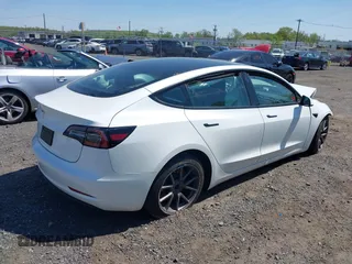 2023 Tesla Model 3 z VIN 5YJ3E1EA5PF553275, wystawiony jako IAAI lot #42132154 z przebiegiem Nie podano mil oraz . Historia ofert i sprzedaży dostępna na DreamBid. Obrazek 4.