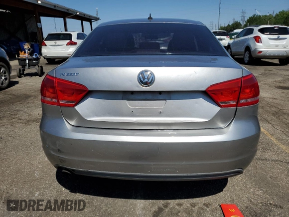2013 Volkswagen Passat S z VIN 1VWAP7A31DC061392, wystawiony jako Copart lot #60318015 z przebiegiem 102 563 mil mil oraz Szkoda całkowita • Salvage title. Historia ofert i sprzedaży dostępna na DreamBid. Obrazek 6.
