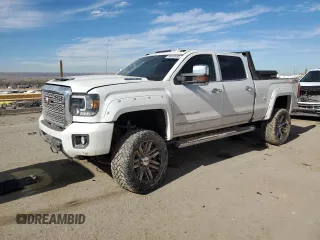 2018 GMC Sierra 2500HD Denali z VIN 1GT12UEY5JF251020, wystawiony jako Copart lot #88490495 z przebiegiem 106 955 mil mil oraz Szkody całkowita. Historia ofert i sprzedaży dostępna na DreamBid. Obrazek 1.