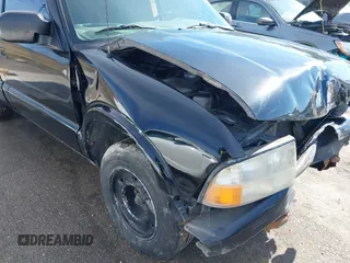 1998 GMC Sonoma with VIN 1GTCS1448WK502617, listed as a IAAI auction lot 41476320 with 220,435 mi miles. Bid and sale history available at carsss.com. Image 18.