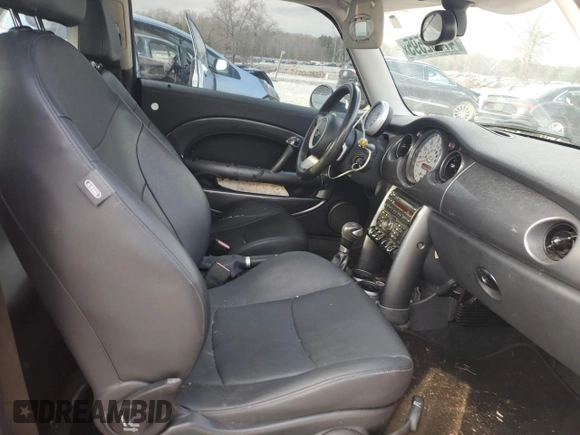 2006 MINI Hardtop S z VIN WMWRE33576TJ36468, wystawiony jako Copart lot #47862595 z przebiegiem 123 797 mil mil oraz Szkoda całkowita • Salvage title. Historia ofert i sprzedaży dostępna na DreamBid. Obrazek 10.