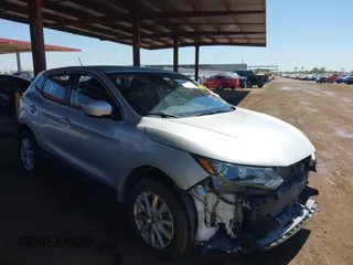 2022 Nissan Rogue S z VIN JN1BJ1AV9NW582046, wystawiony jako IAAI lot #42184554 z przebiegiem 50 883 mil mil oraz . Historia ofert i sprzedaży dostępna na DreamBid. Obrazek 1.