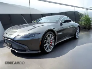 2019 Aston Martin Vantage z VIN SCFSMGAW4KGN01XXX, wystawiony jako Copart lot #59262025 z przebiegiem 9949 mil mil oraz Tytuł czysty. Historia ofert i sprzedaży dostępna na DreamBid. Obrazek 2.