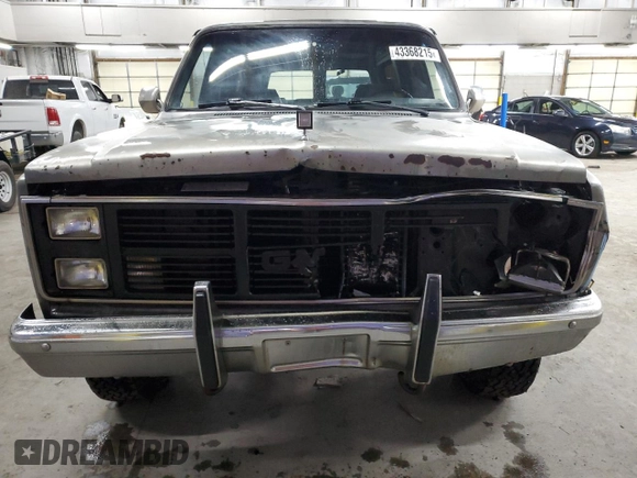 1987 GMC Suburban z VIN 1GKGV26K8HF534817, wystawiony jako Copart lot #43368215 z przebiegiem 82 553 mil mil oraz Tytuł czysty. Historia ofert i sprzedaży dostępna na DreamBid. Obrazek 5.