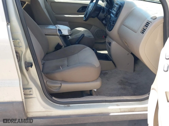 2003 Ford Escape XLS Popular with VIN 1FMYU02103KE20195, listed as a IAAI auction lot 41830663 with 262,580 mi miles. Bid and sale history available at carsss.com. Image 5.