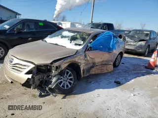 2010 Toyota Camry z VIN 4T1BF3EK8AU572376, wystawiony jako Copart lot #88502845 z przebiegiem Nie podano mil oraz Szkoda całkowita • Salvage title. Historia ofert i sprzedaży dostępna na DreamBid. Obrazek 1.