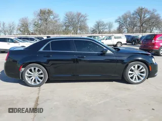 2016 Chrysler 300 Anniversary Edition z VIN 2C3CCAAG5GH313920, wystawiony jako IAAI lot #41712003 z przebiegiem 132 127 mil mil oraz . Historia ofert i sprzedaży dostępna na DreamBid. Obrazek 13.