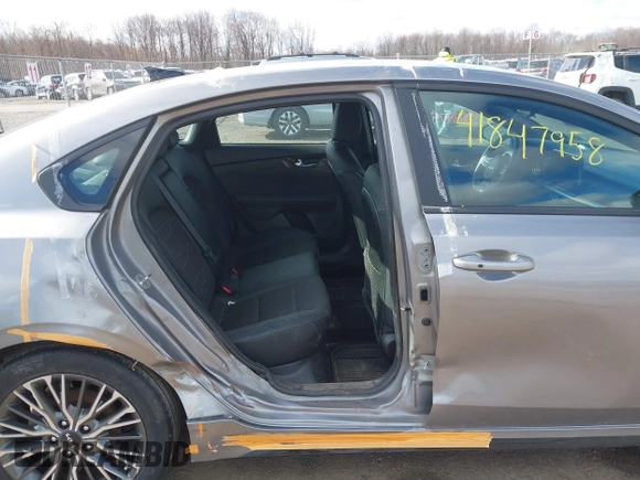 2023 Kia Forte GT-Line z VIN 3KPF54AD4PE553188, wystawiony jako IAAI lot #41847958 z przebiegiem 27 820 mil mil oraz . Historia ofert i sprzedaży dostępna na DreamBid. Obrazek 6.