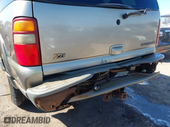 2003 Chevrolet Suburban Z71 with VIN 3GNFK16Z33G253479, listed as a IAAI auction lot 41871504 with 157,990 mi miles and . Bid and sale history available at DreamBid. Image 17.