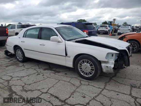 2008 Lincoln Town Car Limited z VIN 2LNHM82V98X636942, wystawiony jako Copart lot #57791415 z przebiegiem 132 930 mil mil oraz Szkoda całkowita • Salvage title. Historia ofert i sprzedaży dostępna na DreamBid. Obrazek 4.