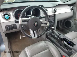 2008 Ford Mustang Deluxe z VIN 1ZVHT80N185117313, wystawiony jako Copart lot #58190045 z przebiegiem 168 101 mil mil oraz Czysty tytuł • Clean title. Historia ofert i sprzedaży dostępna na DreamBid. Obrazek 8.
