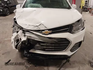 2020 Chevrolet Trax LS z VIN KL7CJKSB0LB318257, wystawiony jako IAAI lot #42080139 z przebiegiem 59 616 mil mil oraz . Historia ofert i sprzedaży dostępna na DreamBid. Obrazek 6.
