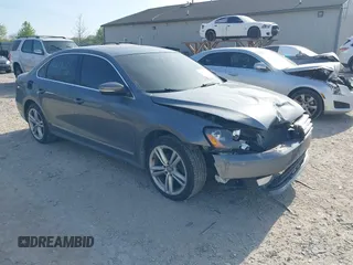 2014 Volkswagen Passat SEL Premium z VIN 1VWCN7A33EC113962, wystawiony jako IAAI lot #42078263 z przebiegiem 170 821 mil mil oraz . Historia ofert i sprzedaży dostępna na DreamBid. Obrazek 1.