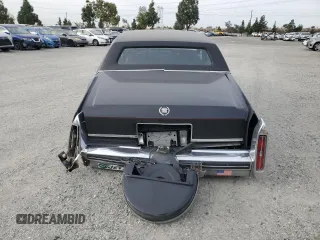 1984 Cadillac Fleetwood Brougham z VIN 1G6AW6989E9036452, wystawiony jako Copart lot #77039844 z przebiegiem 23 337 mil mil oraz Szkoda całkowita • Salvage title. Historia ofert i sprzedaży dostępna na DreamBid. Obrazek 6.