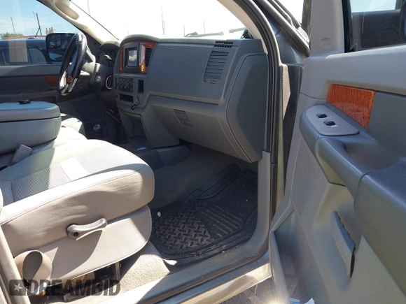 2006 Dodge 2500 SLT z VIN 1D7KS28C56J235984, wystawiony jako IAAI lot #42232600 z przebiegiem 366 134 mil mil oraz . Historia ofert i sprzedaży dostępna na DreamBid. Obrazek 5.