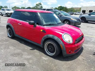 2010 MINI Hardtop z VIN WMWMF3C5XATZ66894, wystawiony jako IAAI lot #42558546 z przebiegiem 116 494 mil mil oraz . Historia ofert i sprzedaży dostępna na DreamBid. Obrazek 1.