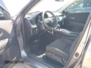 2022 Honda HR-V LX z VIN 3CZRU5H30NM718329, wystawiony jako IAAI lot #42396971 z przebiegiem 28 411 mil mil oraz . Historia ofert i sprzedaży dostępna na DreamBid. Obrazek 5.