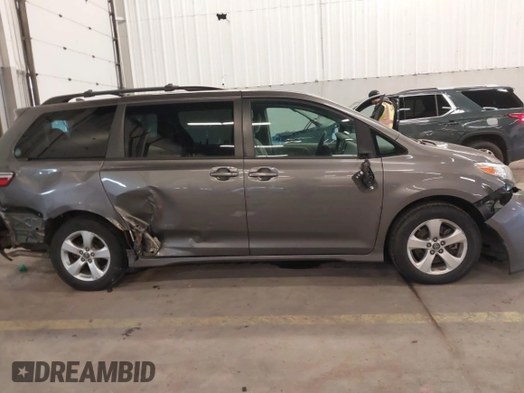 2018 Toyota Sienna LE Auto Access Seat with VIN 5TDKZ3DC4JS903738, listed as a IAAI auction lot 41688581 with 42,511 mi miles. Bid and sale history available at carsss.com. Image 13.