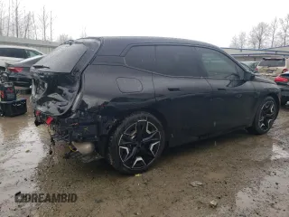 2022 BMW iX xDrive50 z VIN WB523CF05NCK44298, wystawiony jako Copart lot #45008714 z przebiegiem 14 562 mil mil oraz . Historia ofert i sprzedaży dostępna na DreamBid. Obrazek 3.