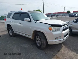 2013 Toyota 4Runner SR5 z VIN JTEBU5JR1D5134754, wystawiony jako IAAI lot #42461354 z przebiegiem 172 620 mil mil oraz . Historia ofert i sprzedaży dostępna na DreamBid. Obrazek 1.