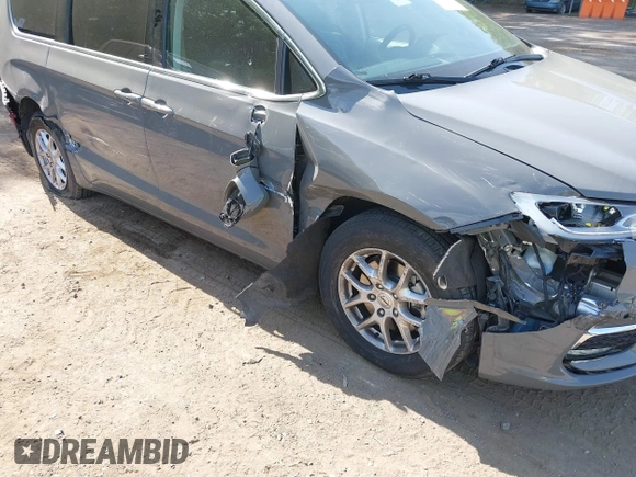 2022 Chrysler Pacifica Touring L with VIN 2C4RC1BG3NR168565, listed as a IAAI auction lot 42150290 with 61,750 mi miles and . Bid and sale history available at DreamBid. Image 6.