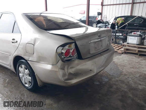 2005 Toyota Camry STD z VIN 4T1BE32K45U385259, wystawiony jako IAAI lot #42153790 z przebiegiem 184 204 mil mil oraz . Historia ofert i sprzedaży dostępna na DreamBid. Obrazek 6.
