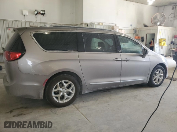 2017 Chrysler Pacifica Touring L Plus с VIN 2C4RC1EG4HR637842, выставлен на аукционе Copart как лот 56588475 с пробегом 208 821 миль миль и Списание • Salvage title. История ставок и продаж доступна на DreamBid. Изображение 3.