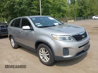 2015 Kia Sorento LX z VIN 5XYKTCA66FG654959, wystawiony jako IAAI lot #42445510 z przebiegiem 287 275 mil mil oraz . Historia ofert i sprzedaży dostępna na DreamBid. Obrazek 1.
