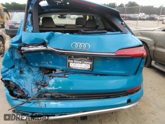 2019 Audi e-tron Prestige с VIN WA1VAAGE0KB007669, выставлен на аукционе IAAI как лот 40253514 с пробегом 45 177 миль миль и . История ставок и продаж доступна на DreamBid. Изображение 16.