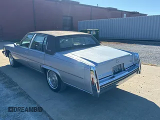 1979 Cadillac Fleetwood z VIN 6B69S99265014, wystawiony jako Copart lot #77011414 z przebiegiem 80 673 mil mil oraz Tytuł czysty. Historia ofert i sprzedaży dostępna na DreamBid. Obrazek 3.