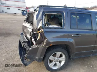 2016 Jeep Patriot High Altitude z VIN 1C4NJPFA5GD543228, wystawiony jako IAAI lot #41790893 z przebiegiem 109 949 mil mil oraz . Historia ofert i sprzedaży dostępna na DreamBid. Obrazek 6.