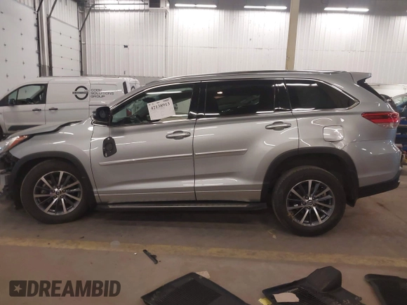 2017 Toyota Highlander XLE with VIN 5TDJZRFH2HS388353, listed as a IAAI auction lot 42138913 with 41,107 mi miles and . Bid and sale history available at DreamBid. Image 15.