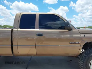 2001 Dodge 2500 z VIN 3B7KF236X1G711561, wystawiony jako IAAI lot #42168089 z przebiegiem 221 062 mil mil oraz . Historia ofert i sprzedaży dostępna na DreamBid. Obrazek 13.