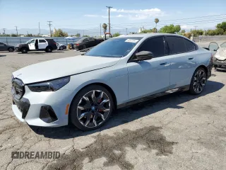 2024 BMW i5 M60 z VIN WBY43FK05RCR83468, wystawiony jako Copart lot #60697064 z przebiegiem 1703 mil mil oraz Szkody całkowita. Historia ofert i sprzedaży dostępna na DreamBid. Obrazek 1.