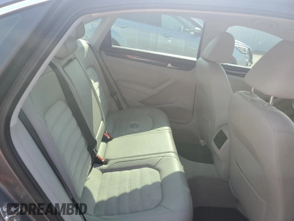 2015 Volkswagen Passat SEL Premium z VIN 1VWCV7A33FC070144, wystawiony jako Copart lot #56777395 z przebiegiem 115 667 mil mil oraz Nie do naprawy • Non repairable. Historia ofert i sprzedaży dostępna na DreamBid. Obrazek 11.