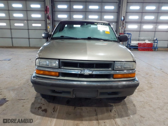 2000 Chevrolet S-10 LS with VIN 1GCCS1449YK187118, listed as a IAAI auction lot 41278247 with 0 mi miles. Bid and sale history available at carsss.com. Image 12.