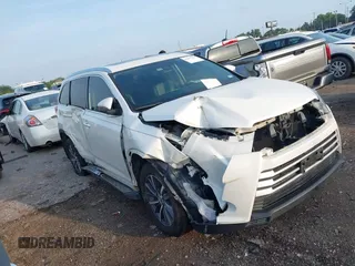 2018 Toyota Highlander SE z VIN 5TDKZRFH9JS529672, wystawiony jako IAAI lot #42397233 z przebiegiem 61 194 mil mil oraz . Historia ofert i sprzedaży dostępna na DreamBid. Obrazek 1.