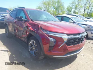 2025 Chevrolet Trax LT z VIN KL77LHEP0SC028907, wystawiony jako IAAI lot #42219544 z przebiegiem 4 916 mil mil oraz . Historia ofert i sprzedaży dostępna na DreamBid. Obrazek 1.