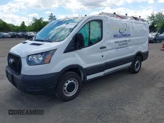 2023 Ford Transit Cargo z VIN 1FTBR1Y88PKB28094, wystawiony jako IAAI lot #42206002 z przebiegiem 22 519 mil mil oraz . Historia ofert i sprzedaży dostępna na DreamBid. Obrazek 2.