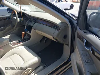 2002 Cadillac DeVille DTS z VIN 1G6KF579X2U134554, wystawiony jako IAAI lot #42244304 z przebiegiem 149 141 mil mil oraz . Historia ofert i sprzedaży dostępna na DreamBid. Obrazek 5.