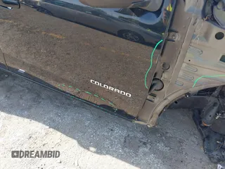 2018 Chevrolet Colorado 4WD LT z VIN 1GCGTCEN0J1265248, wystawiony jako IAAI lot #42247568 z przebiegiem 74 863 mil mil oraz . Historia ofert i sprzedaży dostępna na DreamBid. Obrazek 19.