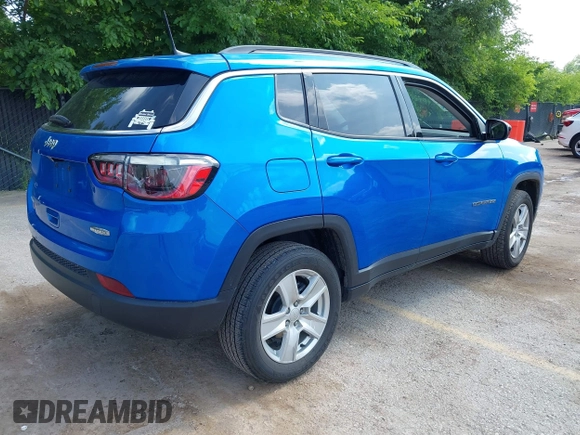 2022 Jeep Compass Latitude z VIN 3C4NJDBB6NT175193, wystawiony jako IAAI lot #42503821 z przebiegiem 58 934 mil mil oraz . Historia ofert i sprzedaży dostępna na DreamBid. Obrazek 4.
