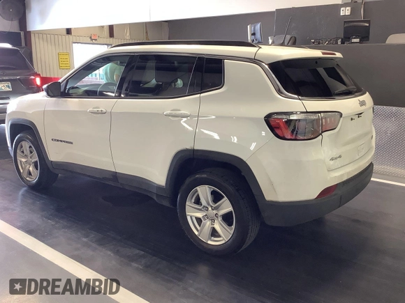 2022 Jeep Compass Latitude with VIN 3C4NJDBB6NT143179, listed as a IAAI auction lot 42748522 with 39,675 mi miles and . Bid and sale history available at DreamBid. Image 4.