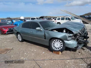 2005 Lincoln Town Car Signature z VIN 1LNHM81W75Y608000, wystawiony jako Copart lot #51570675 z przebiegiem 107 860 mil mil oraz Szkoda całkowita • Salvage title. Historia ofert i sprzedaży dostępna na DreamBid. Obrazek 4.