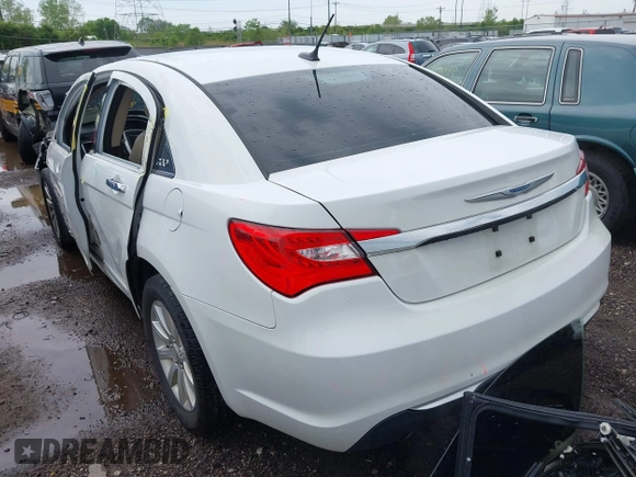 2013 Chrysler 200 Limited with VIN 1C3CCBCG5DN539607, listed as a IAAI auction lot 42131575 with 92,757 mi miles. Bid and sale history available at carsss.com. Image 3.